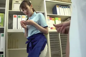 Cô giáo đến thăm nhà cậu học trò nghỉ học rồi bị bố cậu ấy giam cầm