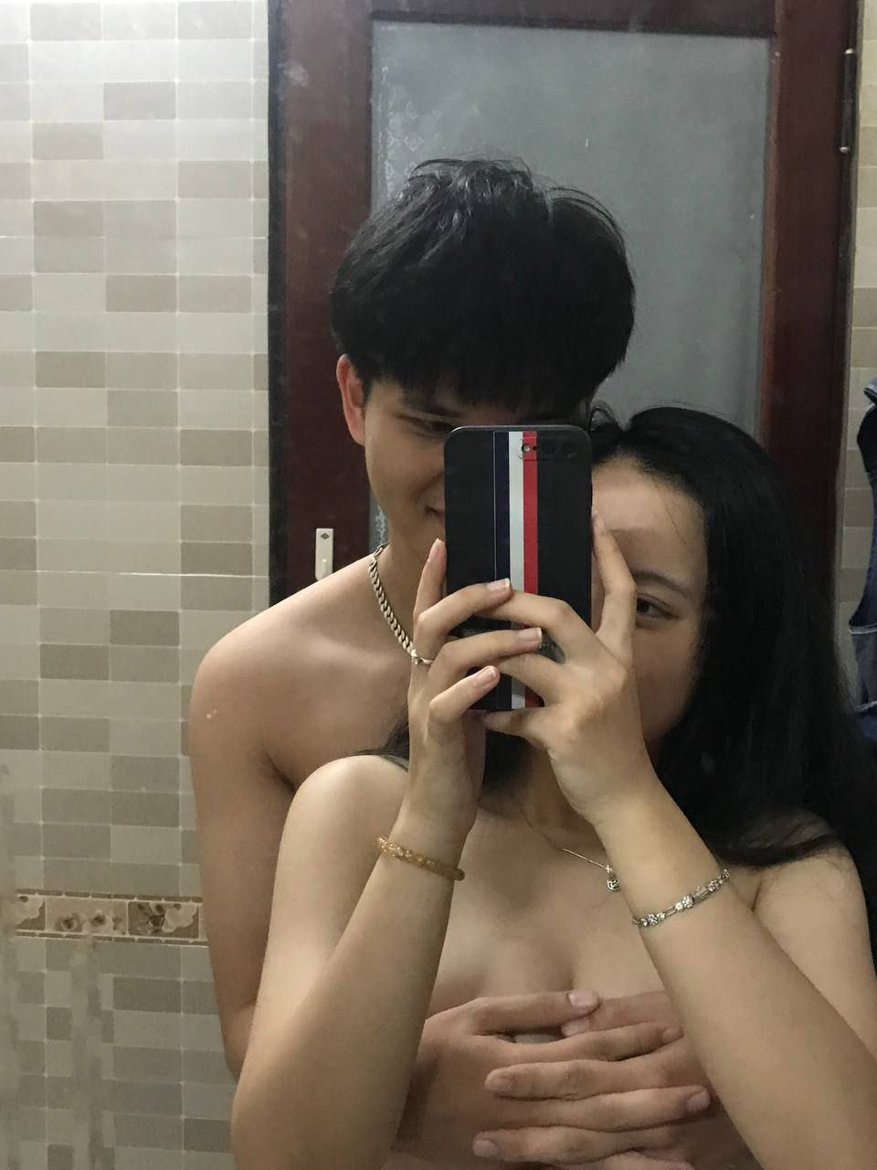 Một cô gái mới đã được thay thế, nhưng thuốc thì vẫn như cũ. Nhiều người đàn ông đang thủ dâm và để lộ mặt, quan hệ bằng miệng ở trên và quan hệ ở dưới...
